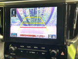 【バックカメラ】駐車時に後方がリアルタイム映像で確認できます。大型商業施設や立体駐車場での駐車時や、夜間のバック時に大活躍!運転スキルに関わらず、今や必須となった装備のひとつです!