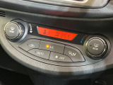 【オートエアコン】一度お好みの温度に設定すれば、車内の温度を検知し風量や温度を自動で調整。暑い&hellip;寒い&hellip;と何度もスイッチ操作をする必要はありません。快適な車内空間には必須の機能ですね♪