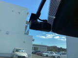 あおり運転対策や予期せぬトラブルへの備えとして心強いドライブレコーダー。走行中の映像をしっかりと記録し、ドライバーと同乗者の安全を見守ります。購入後すぐに安心してドライブを楽しめる人気の装備です。