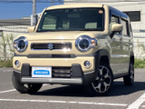 丸みを帯びたヘッドランプと力強いバンパーが目を引き、親しみやすさと頼もしさを感じさせるフロント周り。明るいボディカラーが街中でも映えます。