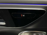 2階ショールームにはキッズスペースを完備しておりますので、お子様から目を離す事なくゆっくりと商談を進められます。是非ご家族皆さまでご来店下さいませ。メルセデス・ベンツの塗り絵などのおまけもあるかも?!