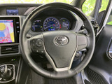 ステアリングには手元で扱えるスイッチ類を備え、運転姿勢を大きく変えずに各種操作が行えます。メーターやナビ画面との位置関係も分かりやすく、日常の運転を支えます。