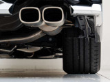 車体を後方から見た際の【右後輪】です。溝の残量やキズの有無など、より状態を詳しくお知りになりたい場合はスタッフまでお尋ね下さいませ。