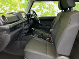 前席は窓から外を見渡しやすく、助手席から運転席まで見通しのよい室内空間。シートには落ち着いた色合いの生地を採用し、身体を預けてくつろげる座り心地です。