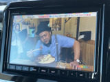 車内でテレビ番組を楽しめる画面を備えています。停車中の待ち時間にも映像を視聴でき、休憩中のひとときを快適に過ごすのに便利です。画面から番組の内容を確認しながらご利用いただけます。