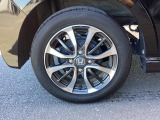 純正アルミホイールです。足元が引き立つので、車全体のイメージがアップしますよ!