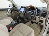 シンプルで使いやすいデザインの運転席です。