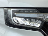 明るく白い光のLEDヘッドライトにより、夜間でも遠くまで見通しやすく、安全性が高まります。