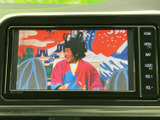 停車中には画面でテレビ番組などの映像を視聴でき、待ち時間を過ごす際にも活用できます。見やすい大きさの表示で、車内でのひとときを楽しめる装備です。