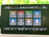 ナビやFM、Bluetooth Audioなどの項目が画面に並び、使いたい機能を選びやすい構成です。電話やスマートフォン連携なども確認でき、日常の移動で便利に活用いただけます。