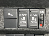 【両側パワースライドドア】スマートキーや運転席のスイッチで後席両側スライドドアの開閉が可能♪電動だから力を入れてドアを開ける必要が無く、小さなお子様でも簡単に開け閉めでき快適です♪