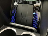 【置き型充電器】置き型充電に対応しております。お持ちの携帯電話が置き型充電器対応でしたら、充電コードの必要なく、すっきりとした車内のまま携帯の充電が可能です。