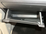【グローブボックス】容器がせり出してくるバケットタイプ!一目で中身を把握でき、取り出しやすさにも優れます!