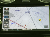 地図上に現在地や周辺の道路が表示され、目的地までのルート確認に役立ちます。画面内の案内も見やすく、初めての場所へのお出かけや日々の移動をサポートしてくれる装備です。