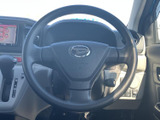 握りやすい形状で、運転席から自然に手を添えられる配置です。中央にホーン部を備え、前方を見ながら扱いやすい基本的な操作環境が整っています。