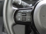 【オーディオの切り替えスイッチ】運転中もナビを触ることなくソース選択やボリュームの調節などができます。【ハンズフリーテレホンの操作スイッチ】運転中、突然の着信が来てもスマホを見ずに電話応対ができます。