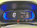 速度やシフト位置、時刻などの情報がひと目で確認できる表示部を備えています。必要な情報を運転席前方で把握しやすく、日々の運転をサポートする見やすいメーター廻りです。