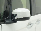 ◆ドアミラーウインカー◆ドアミラーにウインカーを装備しています。対向車に自身の進行方向を合図し安全に運転できます。