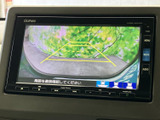 後方の映像とガイド線を画面で確認でき、駐車時に車両と周囲の位置関係をつかむ目安になります。周辺を確認しながら操作できるので、狭い場所への駐車や車庫入れをサポートします。