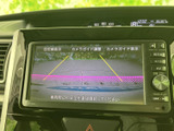 後方の映像に加え、画面上のガイド表示で駐車時の周囲確認をサポートします。車庫入れや狭い場所での取り回しなど、日常の駐車場面で役立つ装備です。
