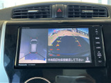 画面には車両周囲を映す映像が表示され、上方からの俯瞰表示と後方映像を確認できます。駐車位置を把握しやすく、車庫入れや狭い場所での後退を支える便利な装備です。