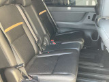 リヤシートは足元空間も広くリラックスしてドライブが楽しめます。