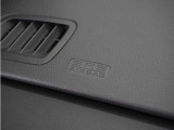 ◆助手席エアバッグ◆SRSエアバッグは、シートベルトだけでは防ぎきれない衝突時の衝撃から乗員を守るための安全装置。衝突時に瞬時に膨らみ、頭部や胸部がダッシュボードに直接衝突するのを防ぎます。