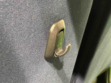 運転席&助手席の背面についたユーティリティフックには荷物がサッと掛けられます。