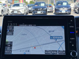 道路や周辺の地名が画面に表示され、現在地と目的地までの位置関係を確認しやすい地図表示です。縮尺の調整や案内表示にも対応しており、慣れない道を走る際のルート確認にも役立ちます。