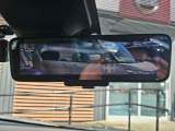 後方をカメラで映しだす機能が付いたスマートルームミラー!ルームミラーの下のレバーを変えるだけで、後席に大きな荷物が乗っていても、後方をカメラを確認できる便利機能!。