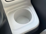 運転席側のドリンクホルダーは安定感のある埋め込み式となっています。