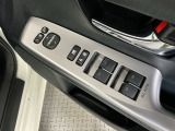 運転席のスイッチで全てのウィンドウの開閉操作を行うことができます。ロックボタンをONにしておくと、運転席以外のウィンドウは作動しないのでお子様を乗せているときなども安心ですね♪