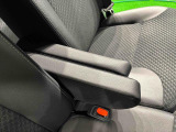 運転席・助手席共に、センターアームレストが付いてます♪