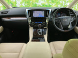 運転席から前方を見渡しやすく、ナビ画面やメーターも目に入りやすい配置です。明るい色調のシートとゆったりしたアームレストがくつろぎを添え、同乗者にも落ち着いた空間を感じていただけます。