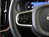 パイロットアシストは、渋滞中でも車線を維持するようにステアリング操作をアシストし、前走車や隣接車線の他車と接触するリスクを低減させてドライバーの疲労を軽減。単独走行中でも作動させることができます。
