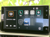 テレビの番組表示に加え、スマートフォン連携や設定メニューも画面から確認できます。停車中に映像やテレビを楽しめるため、休憩時間の過ごし方にも便利な装備です。