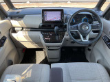 天井も高く開放的な室内は毎日の運転が楽しくなります♪