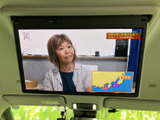 天井に備わるモニターで、後席でも映像を楽しめる室内空間です。画面が大きく、停車中のひとときや移動中の同乗時間をより快適に過ごせます。