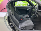 乗り込む際にシートや足元の様子を確認しやすく、運転席まわりまで見渡せるレイアウトです。体を支える形状のシートが備わり、前席で過ごす時間を快適に感じられます。