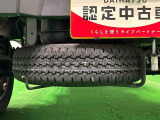 様々な現場で使用されるので、もしもの時の為にスペアタイヤが荷台下に収納されています