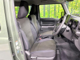 運転席まわりには十分なスペースがあり、大柄な方でもゆったり運転していただける環境です。