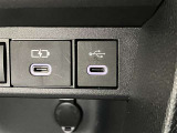 スマートフォンやお手持ちの機器のバッテリー残量が少なくなっても、運転中に充電ができるので安心ですね!