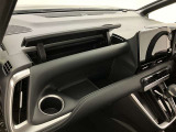 何かと便利なグローブボックス。メンテナンスノートや車検証、ちょっとしたメモと筆記用具等を入れておくとあればもしもの時にも便利ですね。