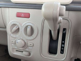 必ず使用するシフトレバー。確りと確認したいですね