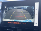 画面には後方の映像と進路の目安が表示され、駐車時に周囲を確認する際に役立ちます。画面上の案内を参考にしながら、後退時の安全確認をサポートする便利な装備です。