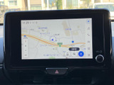 画面には地図と現在地周辺の道路が表示され、目的地までのルート確認に便利です。地図を見ながら行き先を探せるため、初めて訪れる場所へのお出かけや日常の移動をサポートします。