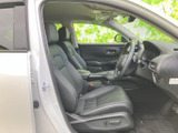 前席はゆったりとした座面と背もたれで、運転時も助手席でも落ち着いて過ごせる空間です。窓からの視界も確保され、黒を基調とした室内はすっきりとまとまっています。
