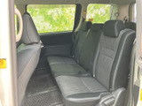 2列目は横並びで座れるシートにヘッドレストを備え、同乗者がゆったり過ごせる空間です。窓から外を見渡しやすく、足元にも余裕が感じられる室内になっています。