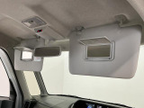 【サンバイザー】車内で身だしなみを整えるためのバニティミラーがセット。お化粧直しや髪型のチェックに活用できます。