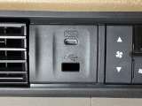 エアコン操作パネルの左側に、スマートフォンなどの充電可能なUSB端子と、音源などの外部入力の可能なUSB端子がついています。移動中に充電もできるので便利です。